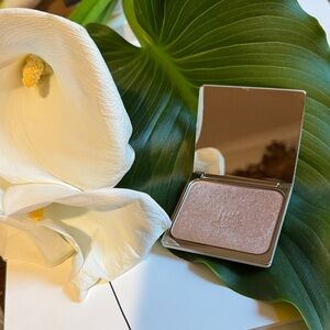 Shimmering illuminating highlighter by La Bouche Rouge Paris